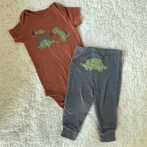 Carters 9M Dinosaur Infant Two Piece Set 👶🏻 Dino on the Butt